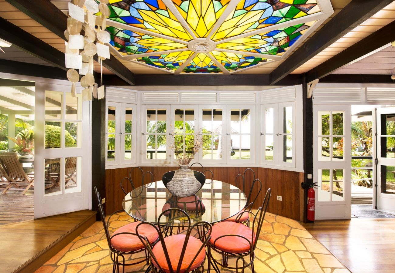 Salle à manger élégante dans la Villa Teareva Dream, location de vacances sur l'île de Moorea, Pacifique Sud