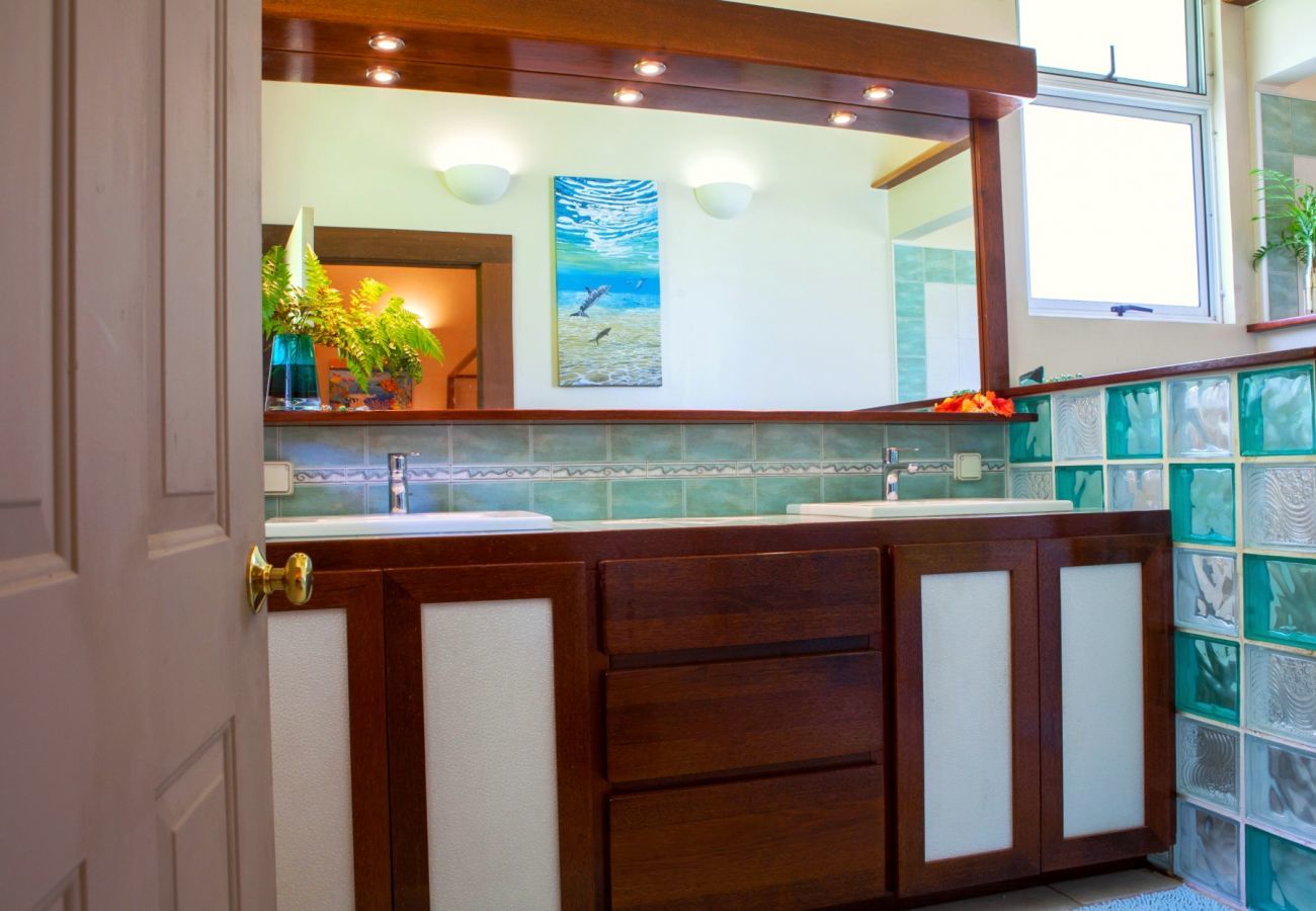 Salle de bain dans la Villa Tehere Dream, location saisonnière sur l'île de Tahaa, Polynésie Française
