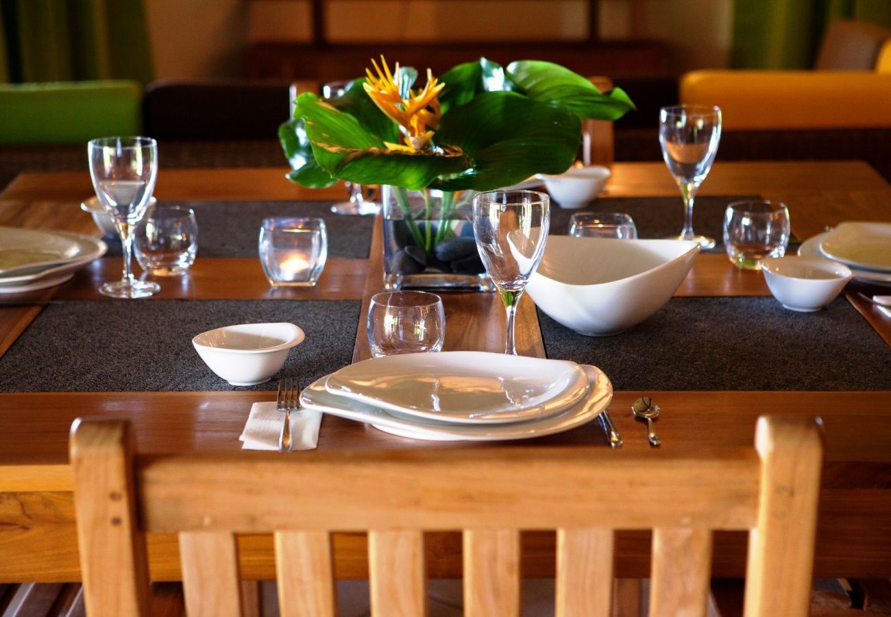 Table de salle à manger avec décoration des fleurs polynésiennes, Villa Tehere Dream location de vacances sur l'île de Tahaa