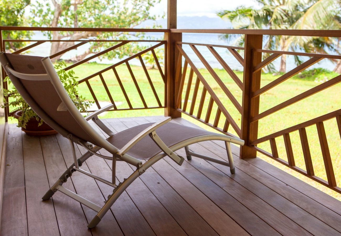 Terrasse avec transat ombragé à Villa Tehere Dream, sur l'île paradisiaque de Tahaa, Polynésie Française