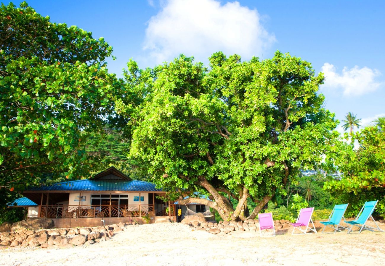 Villa Tehere Dream, plage de sable blanc au bord du lagon, jardin tropical sur l'île de Tahaa, Polynésie Française