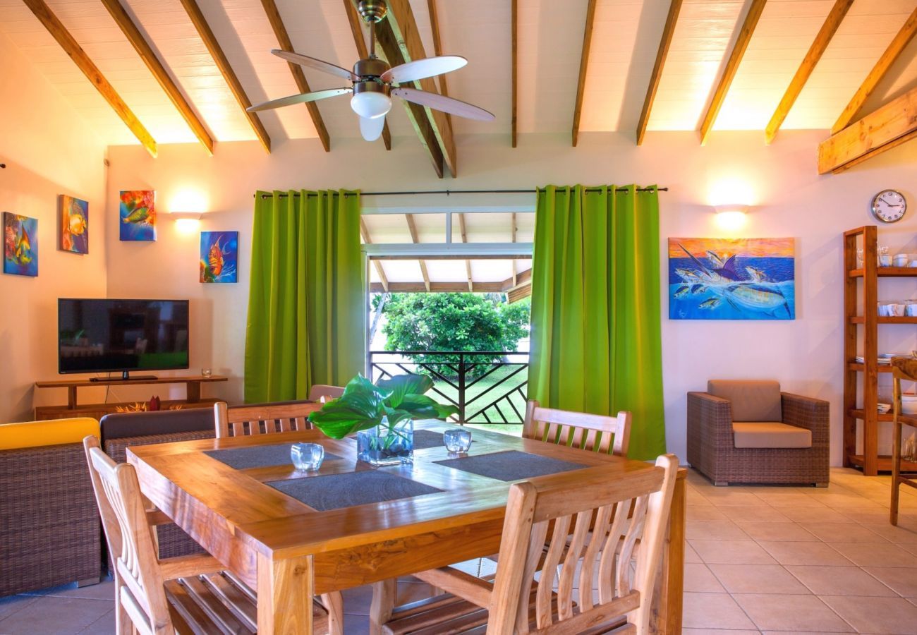 Salle à manger et salon ouvert, Villa Tehere Dream location de vacances authentique, séjours de découverte sur l'île de Tahaa