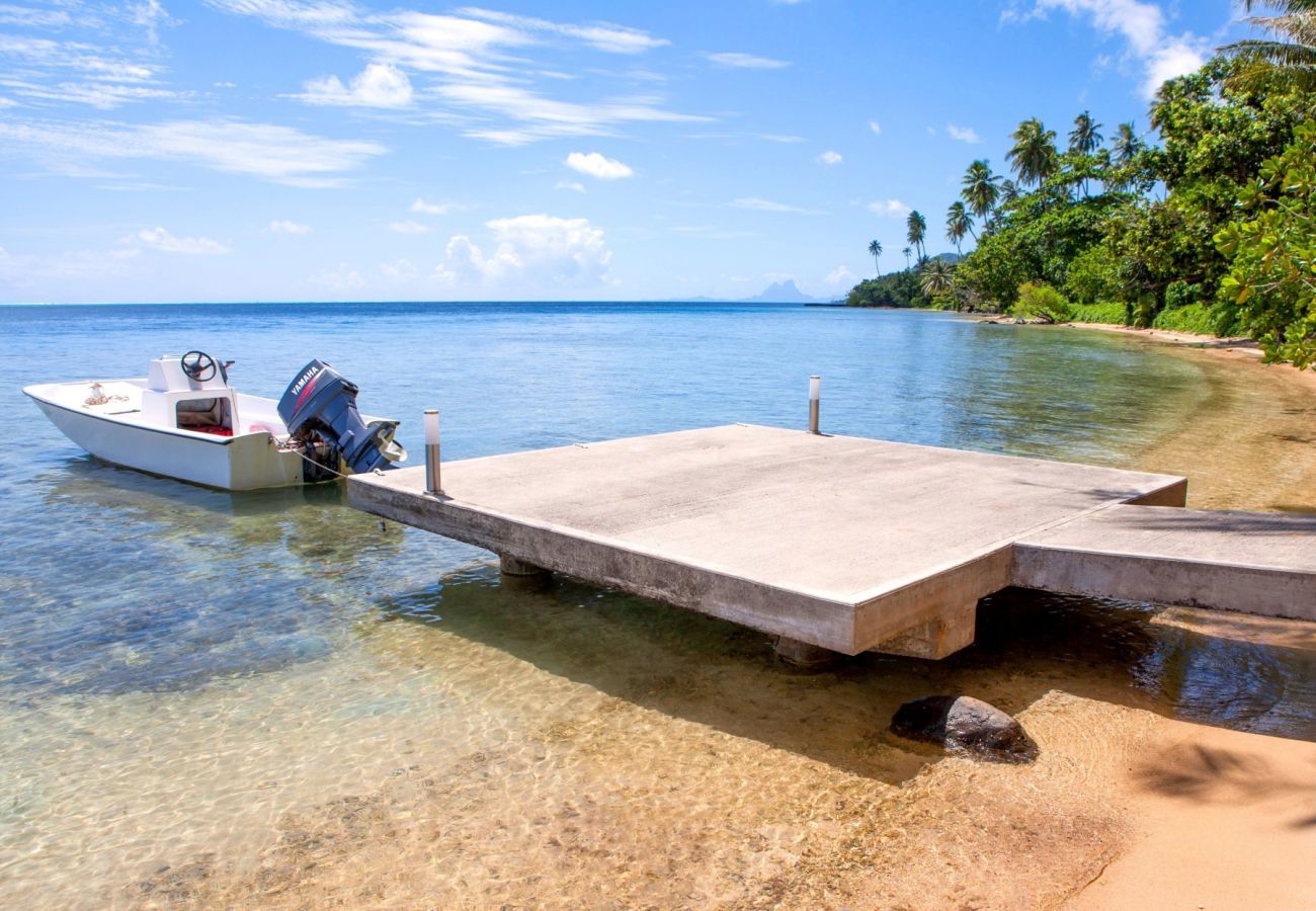 Ponton et bateau, Villa Tehere Dream voyage exceptionnel sur l'île de Tahaa, Pacifique Sud 