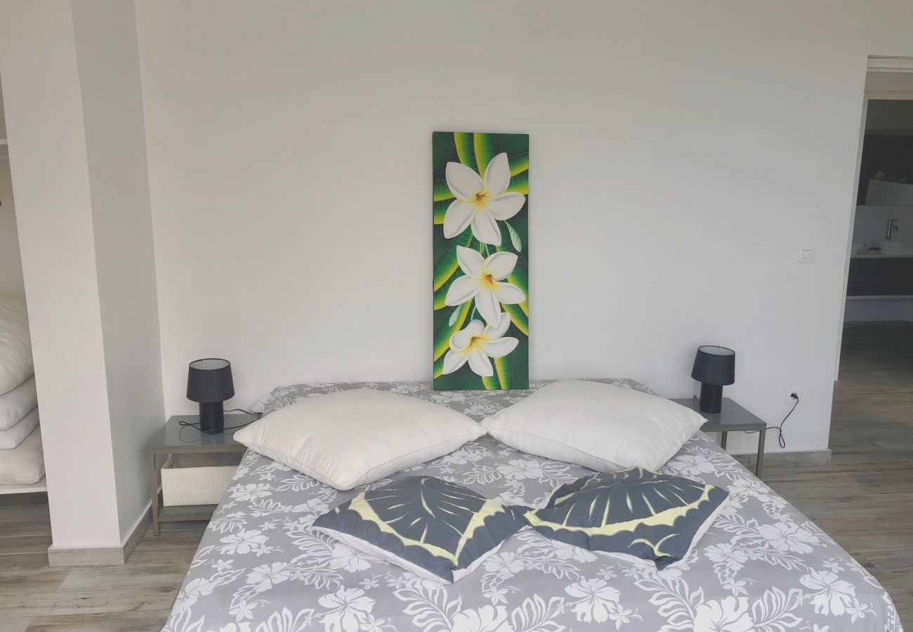 La vue sur la chambre à coucher avec lit double