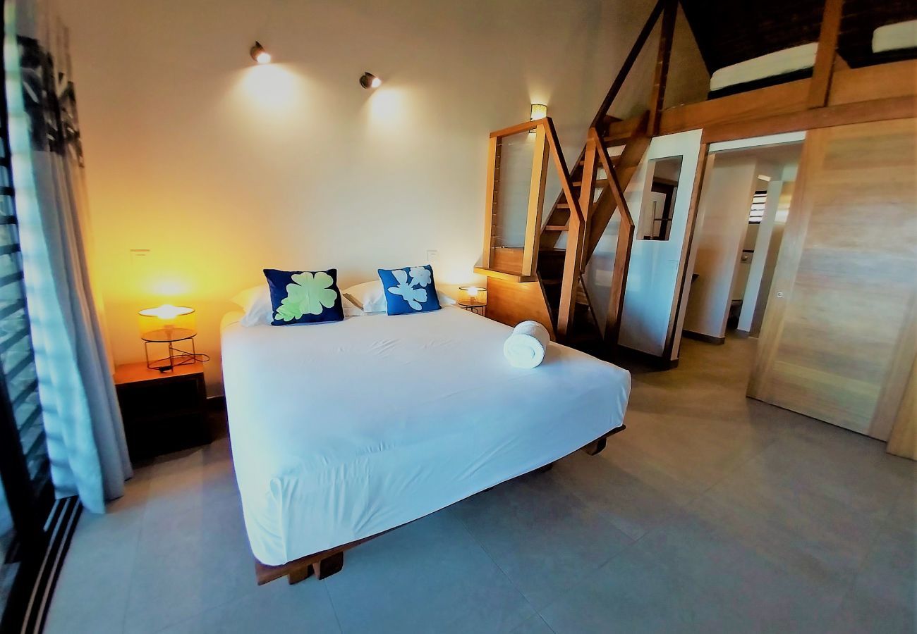 La vue sur la chambre à coucher avec lit double