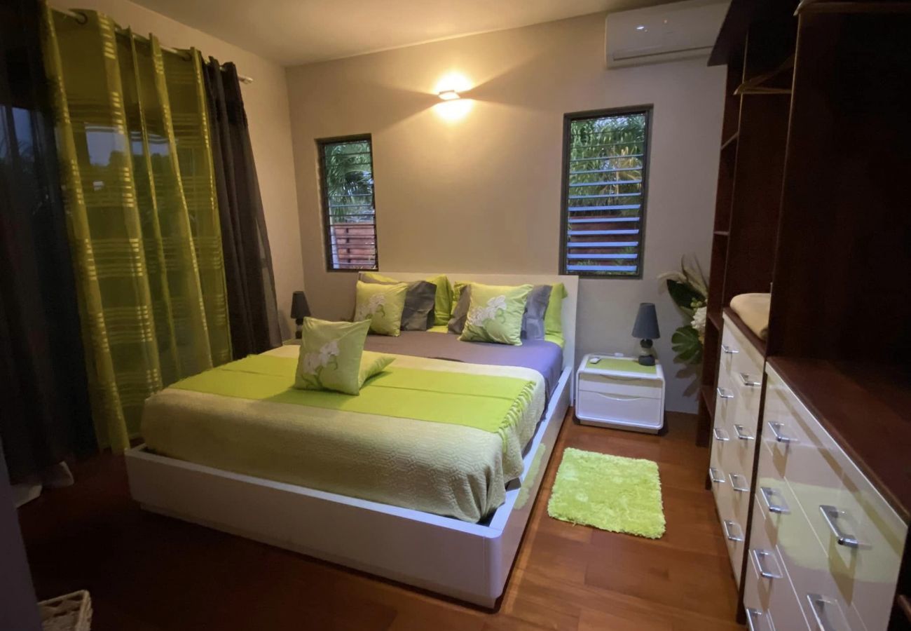 La vue sur la chambre à coucher avec lit double