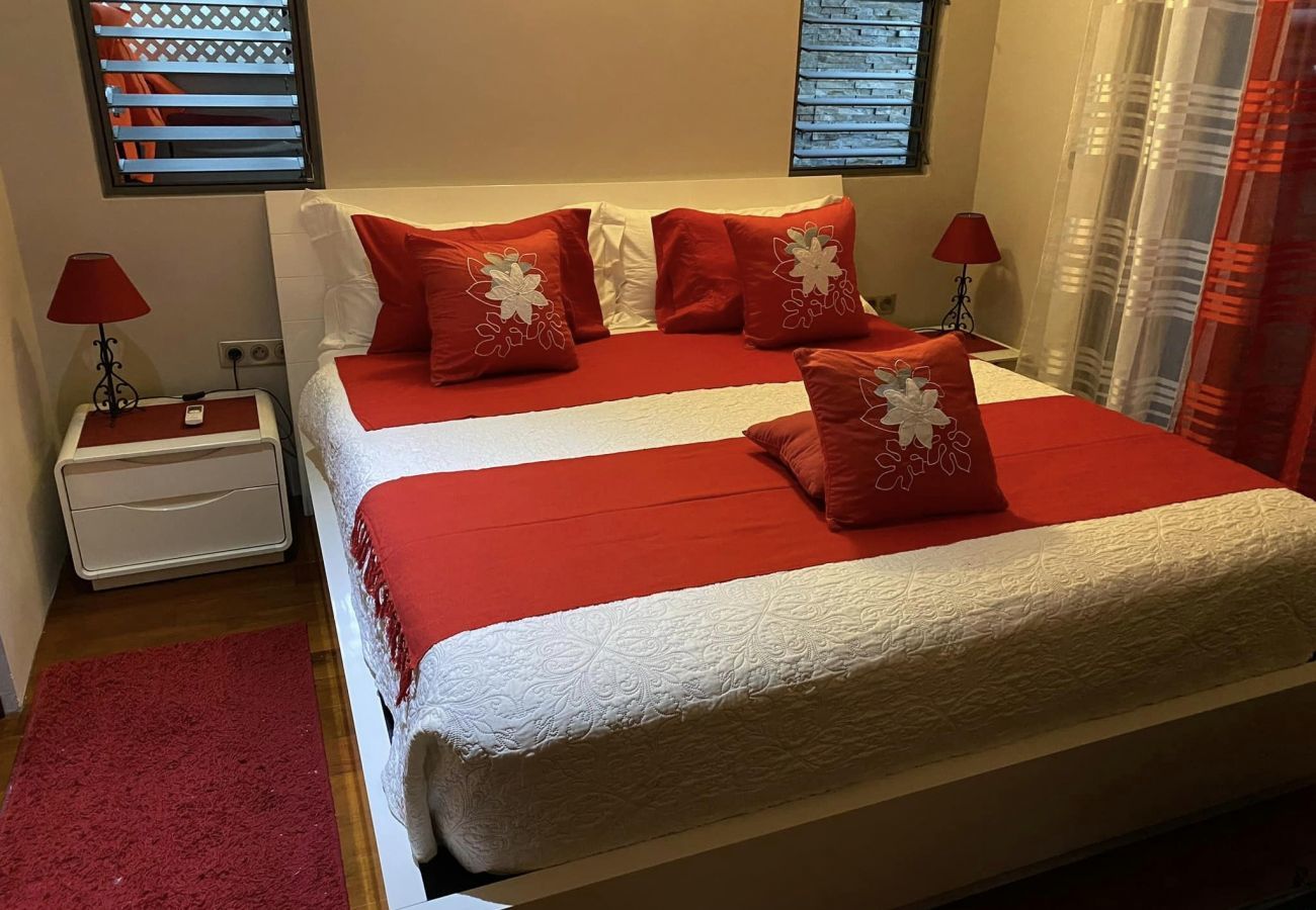 La vue sur la chambre à coucher avec lit double