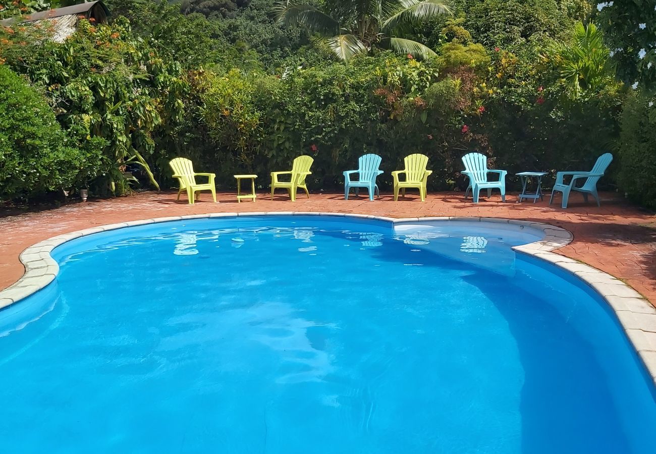 Piscine pour se rafraîchir avec chaises pour bronzer à Huahine