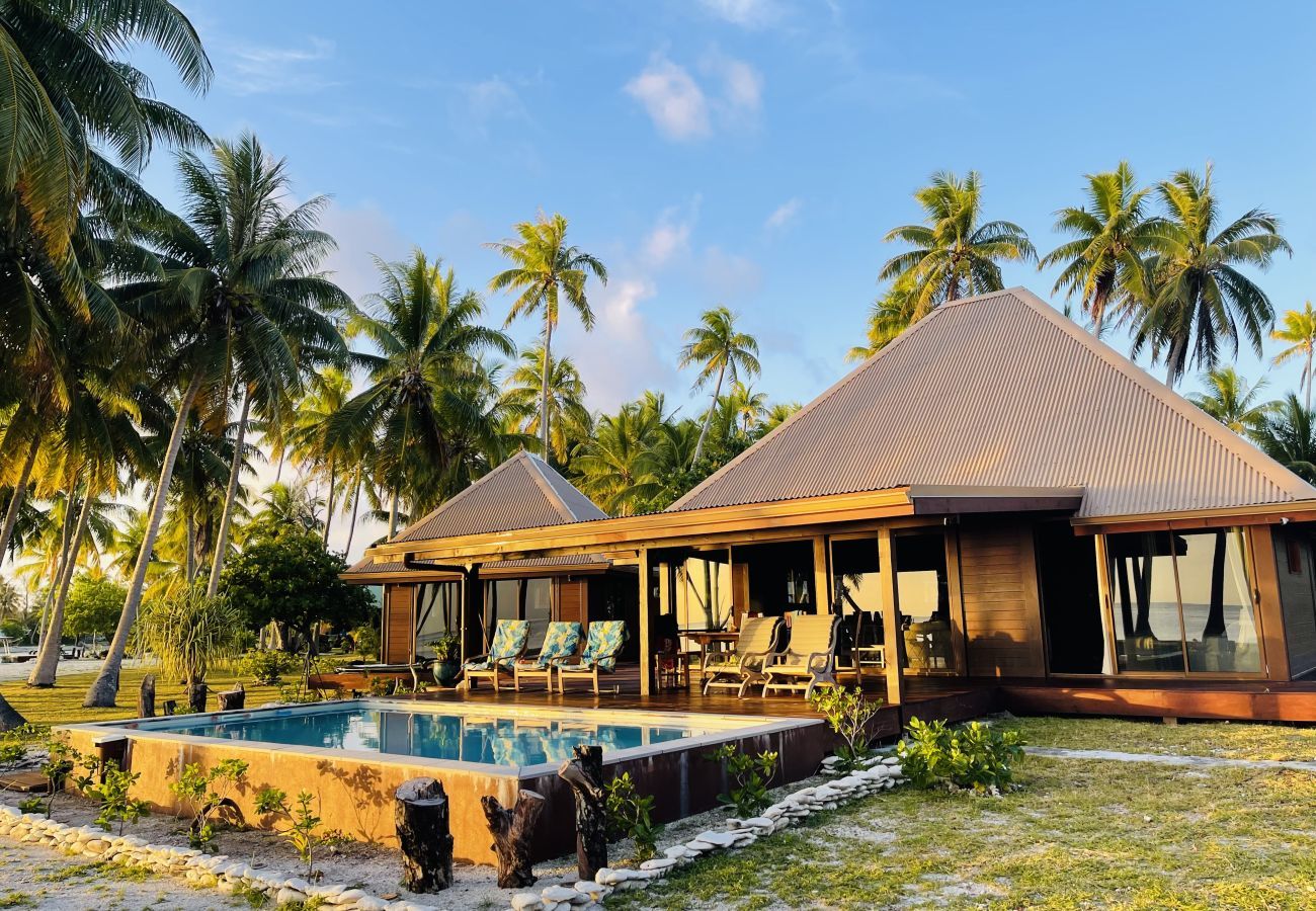 Moradia de luxo com piscina e praia, num motu privado num coqueiral para alugar em Rangiroa para férias