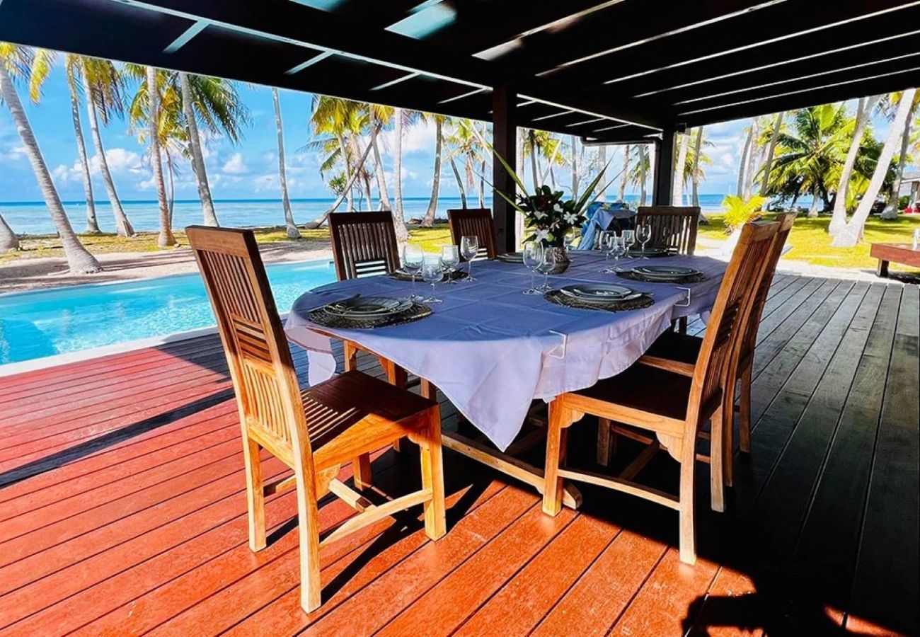 Terraço mobilado com acesso direto à piscina e ao jardim.