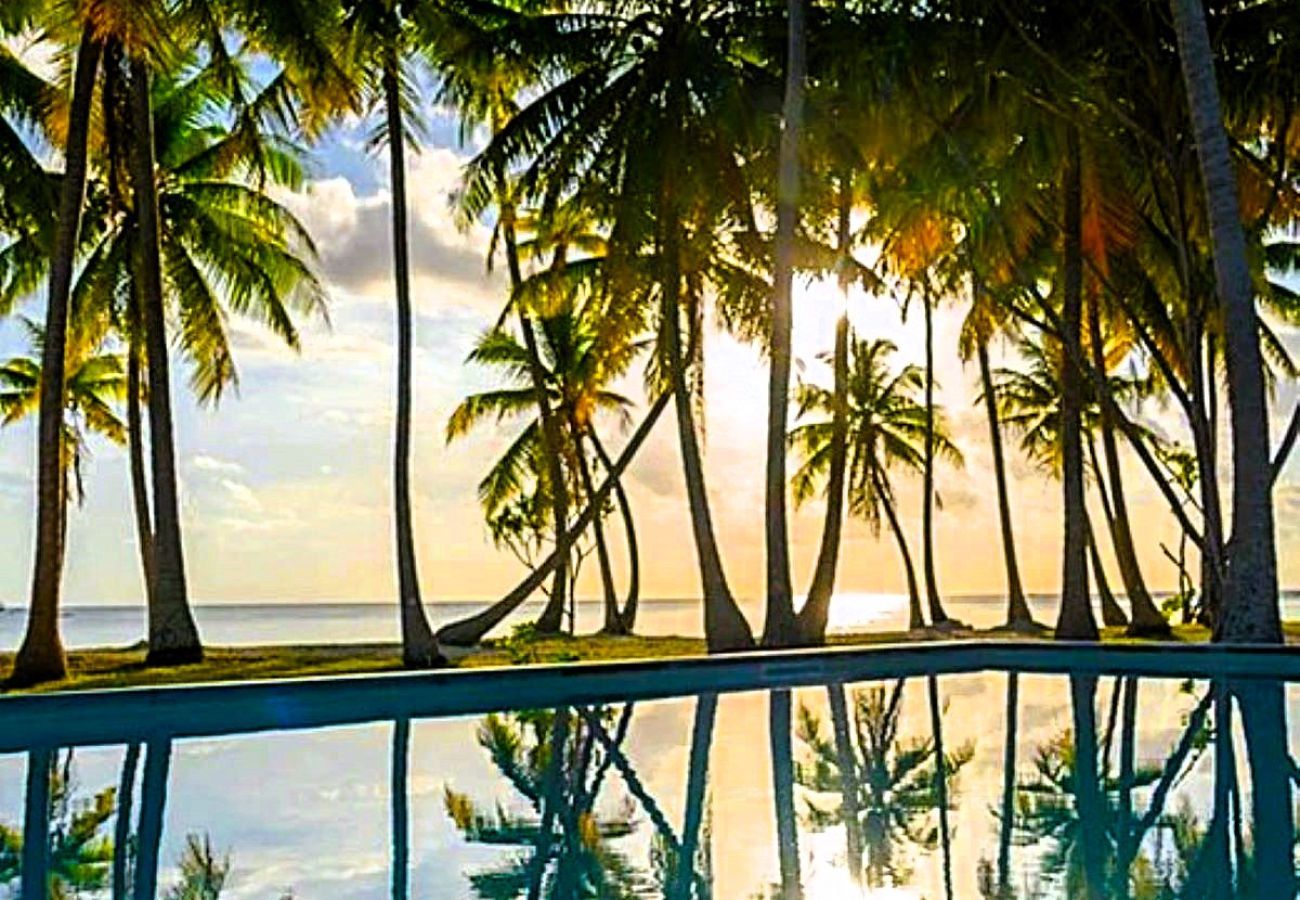 Piscina com vistas deslumbrantes na Villa Prestige Fara Iti em Rangiroa