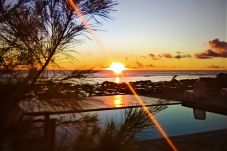 La vista de la piscina y la puesta de sol