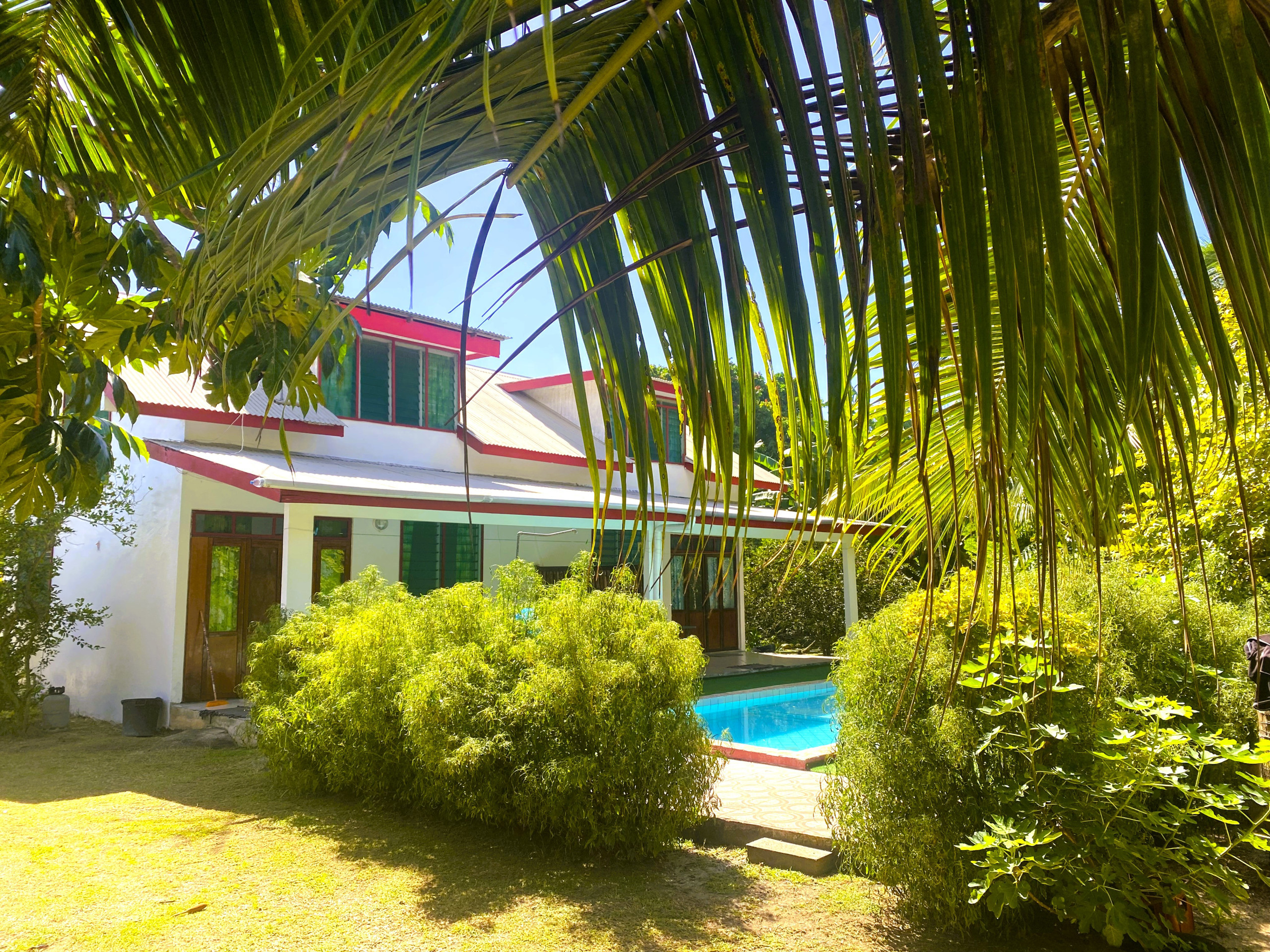 For rent: Semi-detached house with pool for vacation in Huahine, French Polynesia.